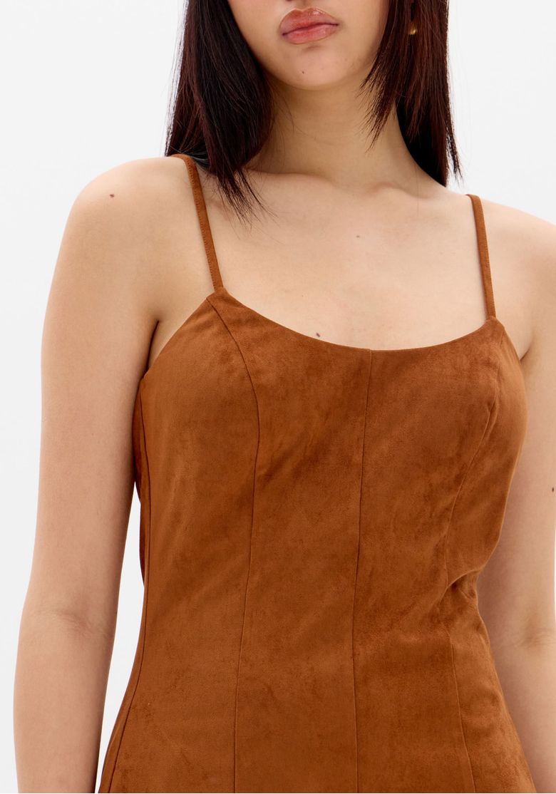Close-up-do-decote-redondo-e-alcas-finas-do-vestido-em-camurca-marrom-mostrando-textura-aveludada-e-linhas-estruturantes