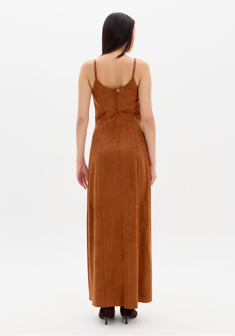 Imagem-corpo-inteiro-da-modelo-com-vestido-super-midi-marrom-em-camurca-sintetica-vista-frontal-mostrando-barra-reta-e-comprimento-super-midi-em-fundo-branco