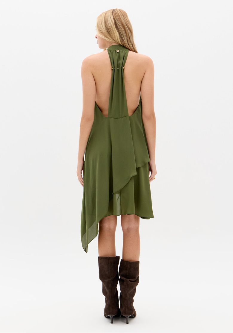 Close-do-decote-halter-e-das-camadas-assimetricas-do-vestido-verde-evidenciando-o-caimento-fluido-em-tecido-plano-leve