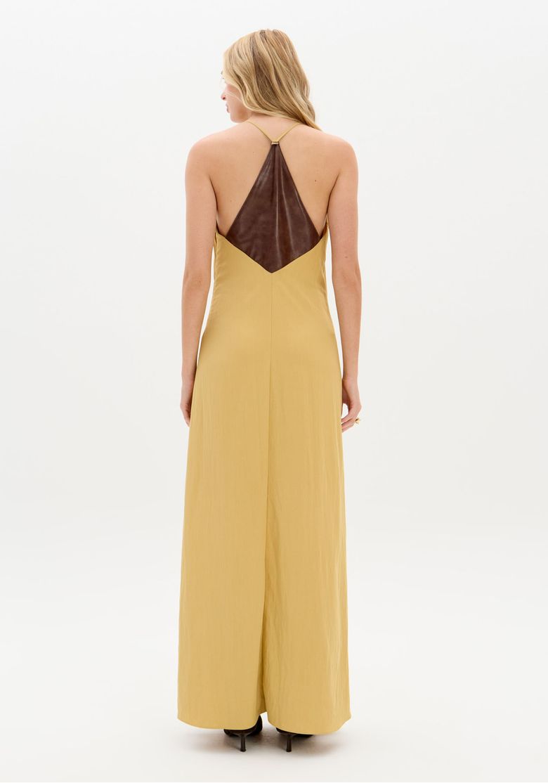 Imagem-traseira-full-length-do-vestido-super-midi-com-recorte-em-contraste-marrom-e-alcas-que-se-encontram-no-pescoco
