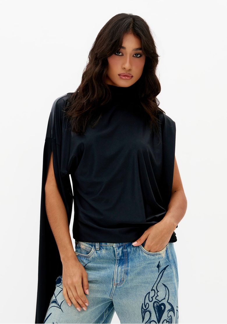 Blusa-feminina-preta-assimetrica-de-malha-leve-com-gola-alta-e-drapeado-frontal-em-foto-frontal-combinada-com-calca-jeans-estampada