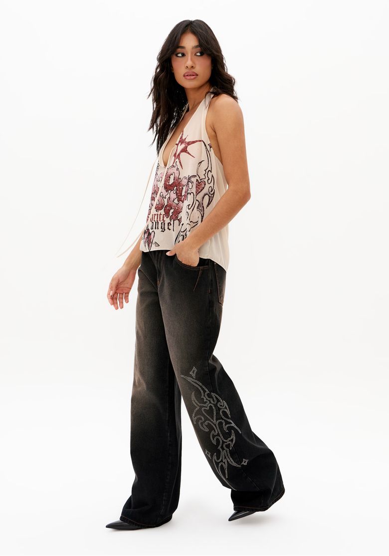 Vista-lateral-de-calca-jeans-feminina-cintura-media-azul-com-aplicacoes-brilhantes-laterais-e-barra-longa-ampla