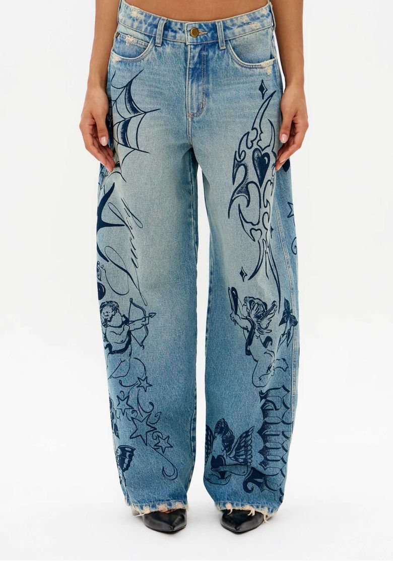 Vista-frontal-da-calca-jeans-super-baggy-azul-clara-com-cintura-media-pernas-largas-e-estampa-tattoo-grafica