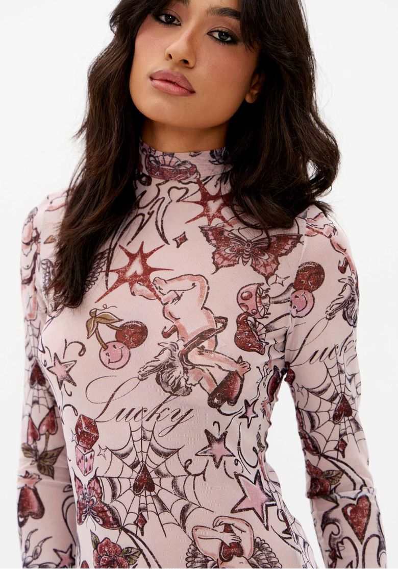 Close-da-blusa-de-tule-estampada-feminina-com-gola-alta-estampa-tattoo-e-modelagem-ajustada