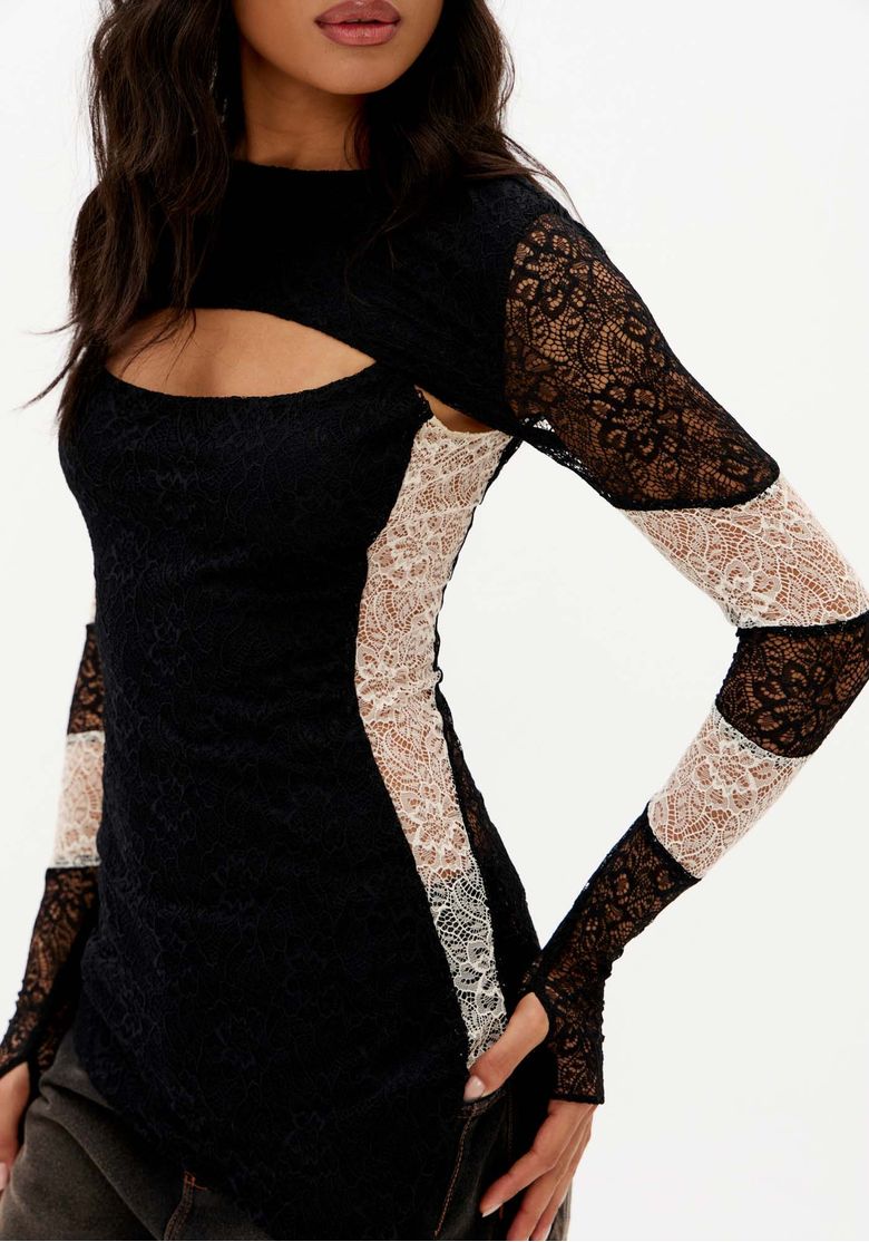 Close-da-blusa-preta-de-renda-ajustada-com-bolero-removivel-recortes-laterais-contrastantes-e-mangas-longas-transparentes