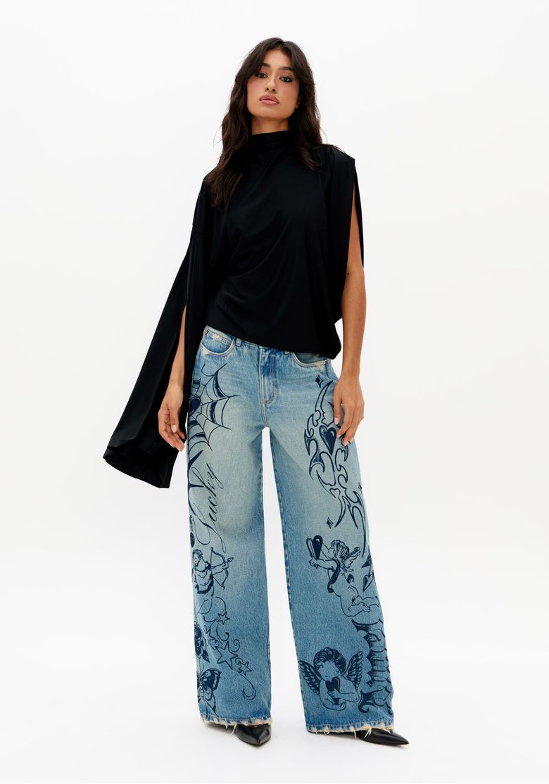 Look-completo-com-blusa-feminina-preta-assimetrica-de-gola-alta-e-manga-com-fenda-usada-com-calca-jeans-ampla-estampada