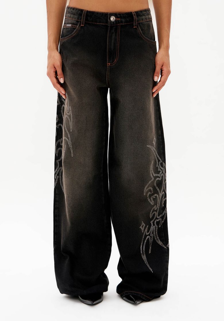Vista-frontal-aproximada-de-calca-jeans-wide-leg-feminina-azul-escuro-com-bolsos-funcionais-e-detalhe-de-brilho-nas-laterais