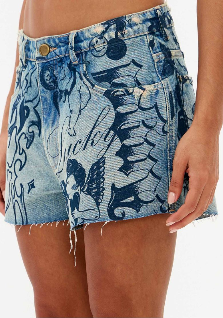 Close-do-short-jeans-estampado-azul-com-desenhos-graficos-bolso-frontal-funcional-passantes-e-fechamento-por-botao