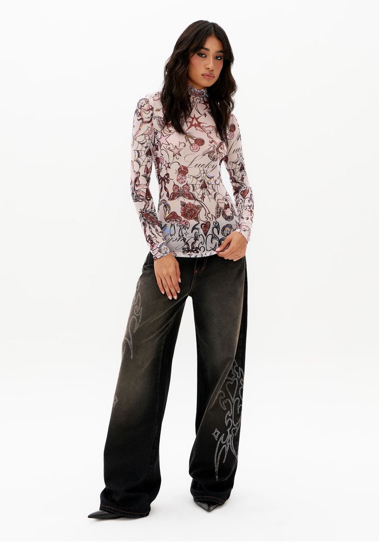 Look-completo-com-blusa-manga-longa-estampada-de-tule-e-calca-jeans-preta-ampla