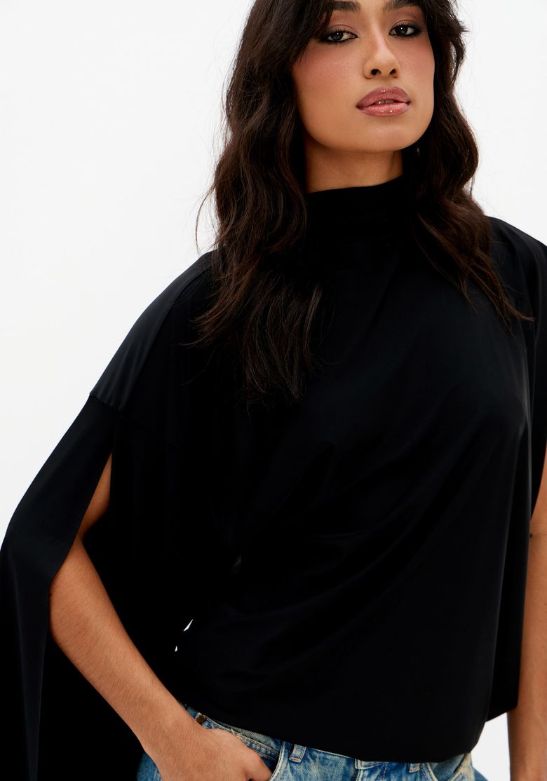Close-da-blusa-preta-assimetrica-feminina-em-malha-leve-com-gola-alta-drapeado-frontal-e-caimento-amplo