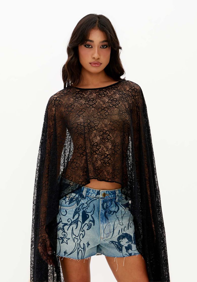 Vista-frontal-aproximada-de-blusa-de-renda-preta-transparente-com-modelagem-ampla-mangas-longas-estilo-capa-e-barra-assimetrica