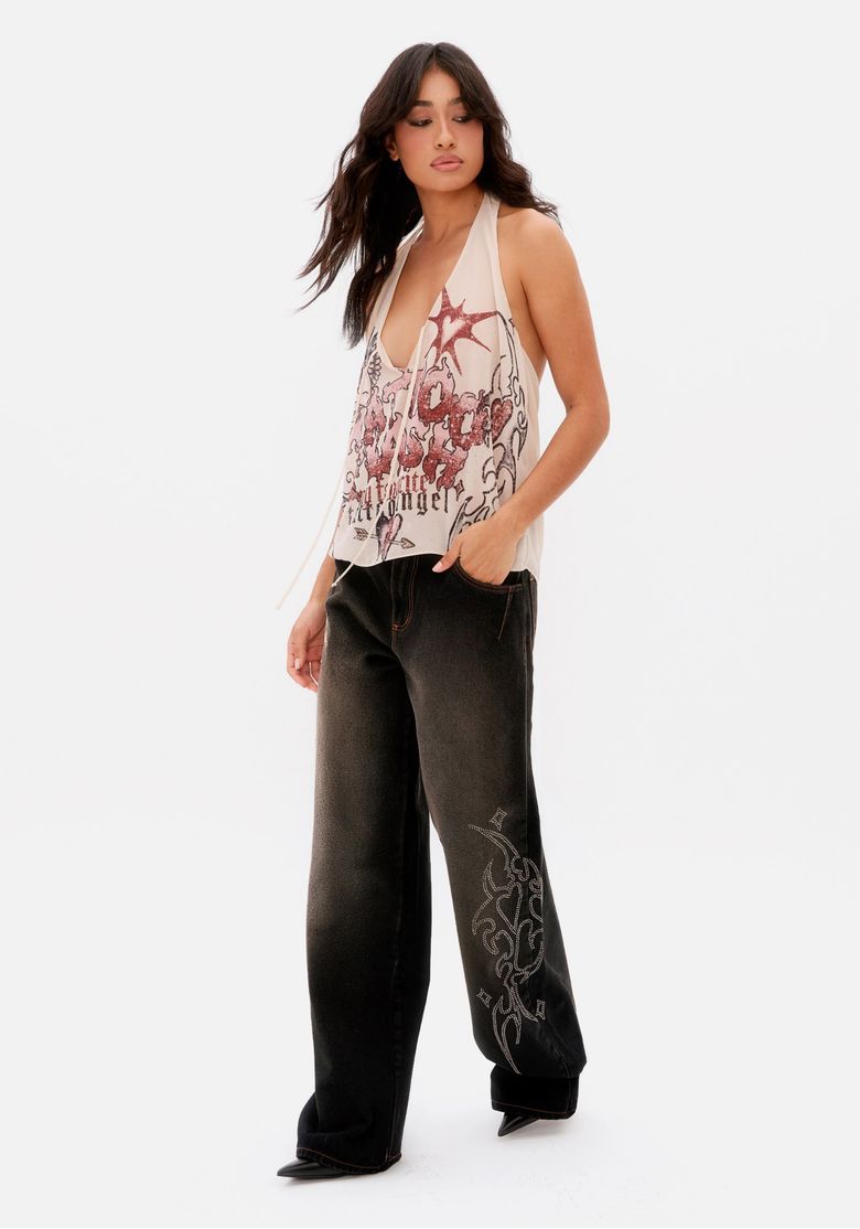 Look-completo-com-blusa-frente-unica-bege-estampada-e-calca-jeans-preta-ampla-feminina-vista-lateral-frontal