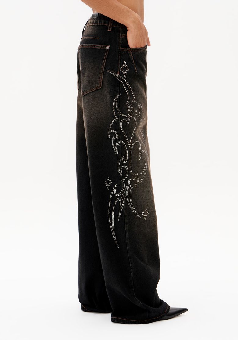 Vista-lateral-aproximada-de-calca-jeans-full-length-feminina-azul-com-bolso-traseiro-e-desenho-lateral-brilhante