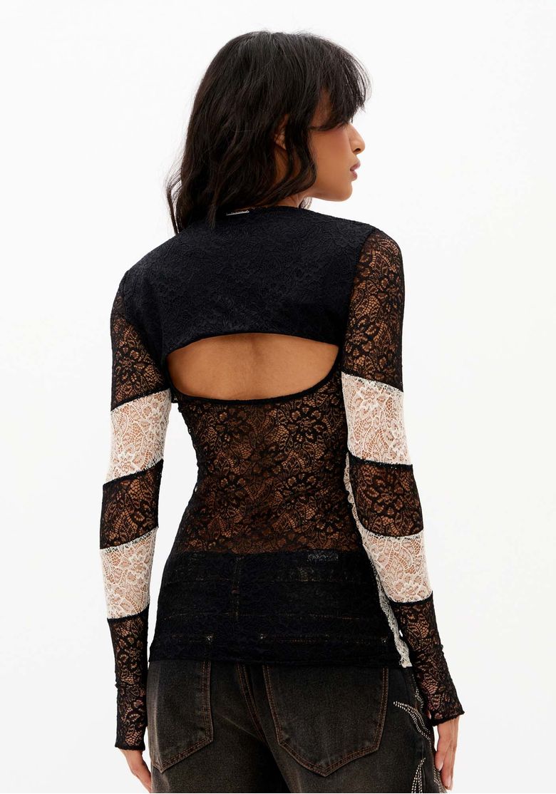 Vista-traseira-da-blusa-de-renda-preta-com-bolero-sobreposto-costas-vazadas-e-mangas-longas-em-renda