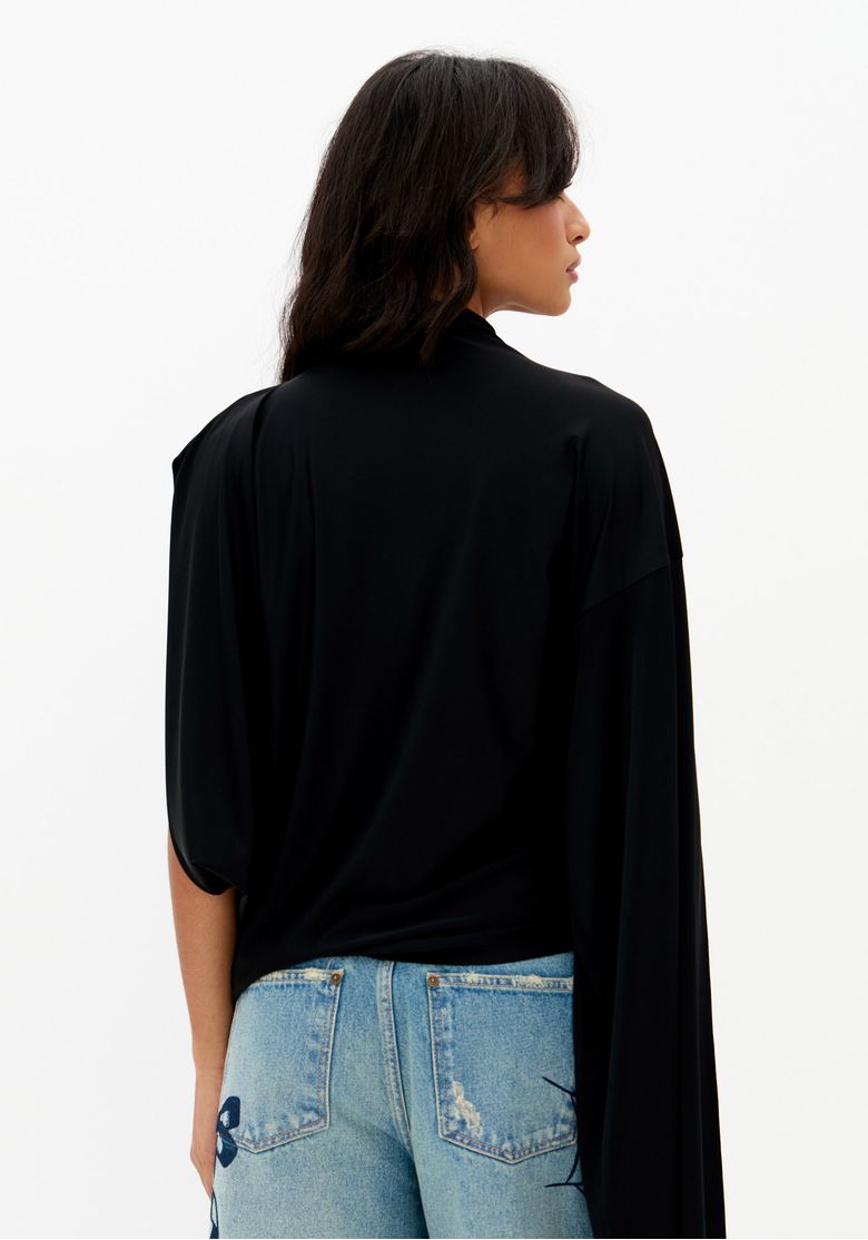 Vista-traseira-da-blusa-feminina-preta-assimetrica-com-manga-longa-efeito-capa-e-modelagem-ampla