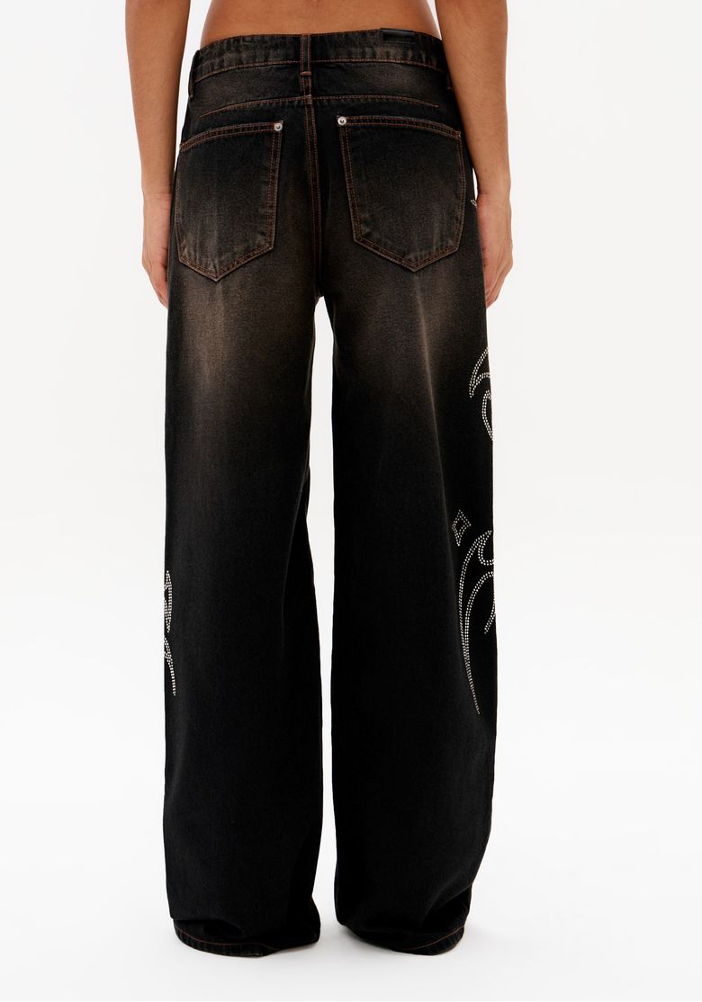 Vista-traseira-de-calca-jeans-feminina-wide-leg-azul-escuro-com-bolsos-traseiros-e-comprimento-longo