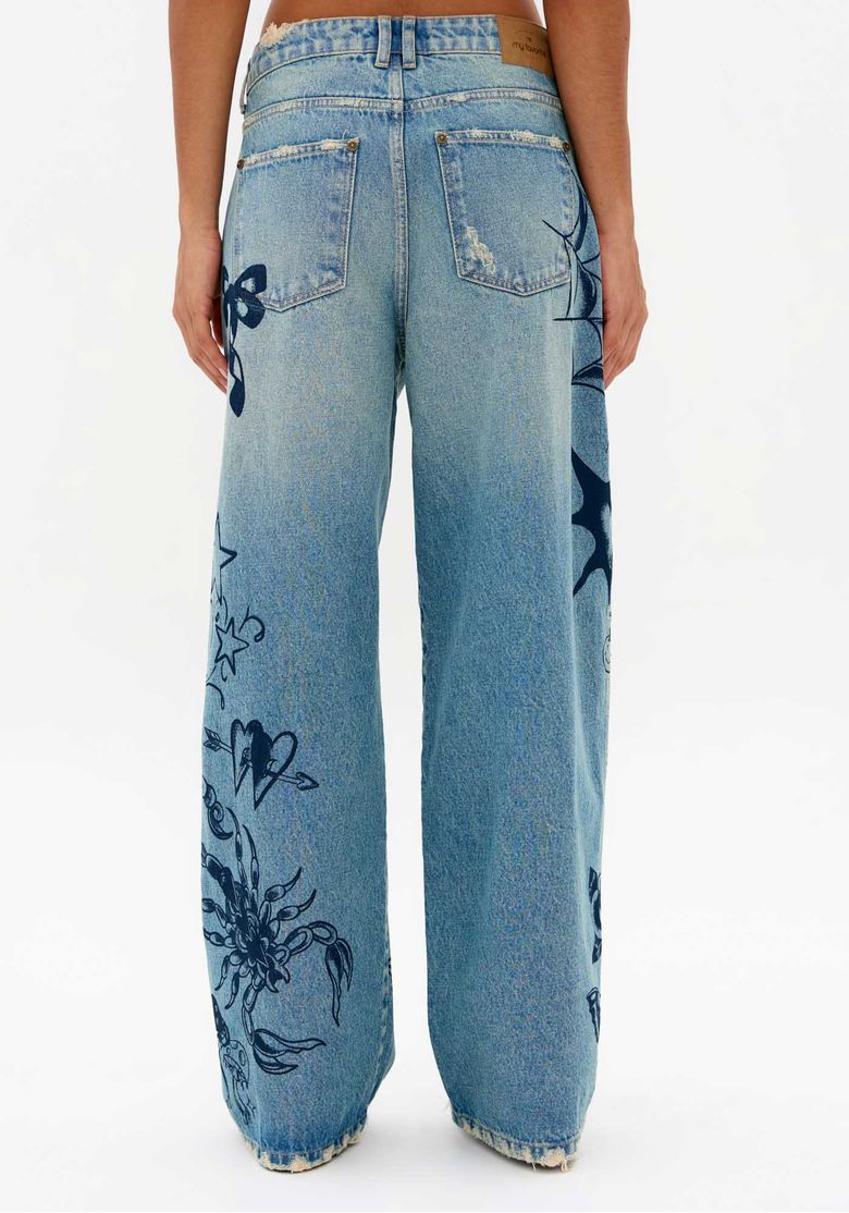 Vista-traseira-da-calca-jeans-super-baggy-azul-estampada-com-bolsos-posteriores-e-modelagem-ampla