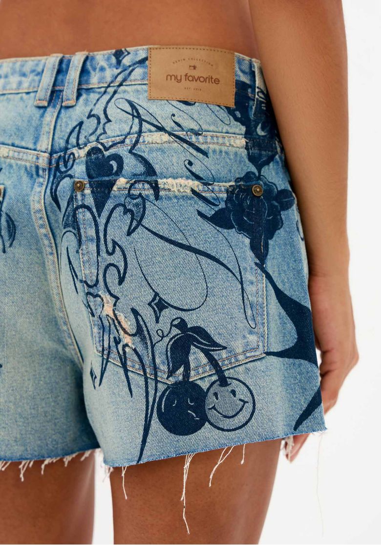 Close-costas-do-short-jeans-feminino-azul-com-estampa-artistica-etiqueta-no-cos-e-bolso-traseiro