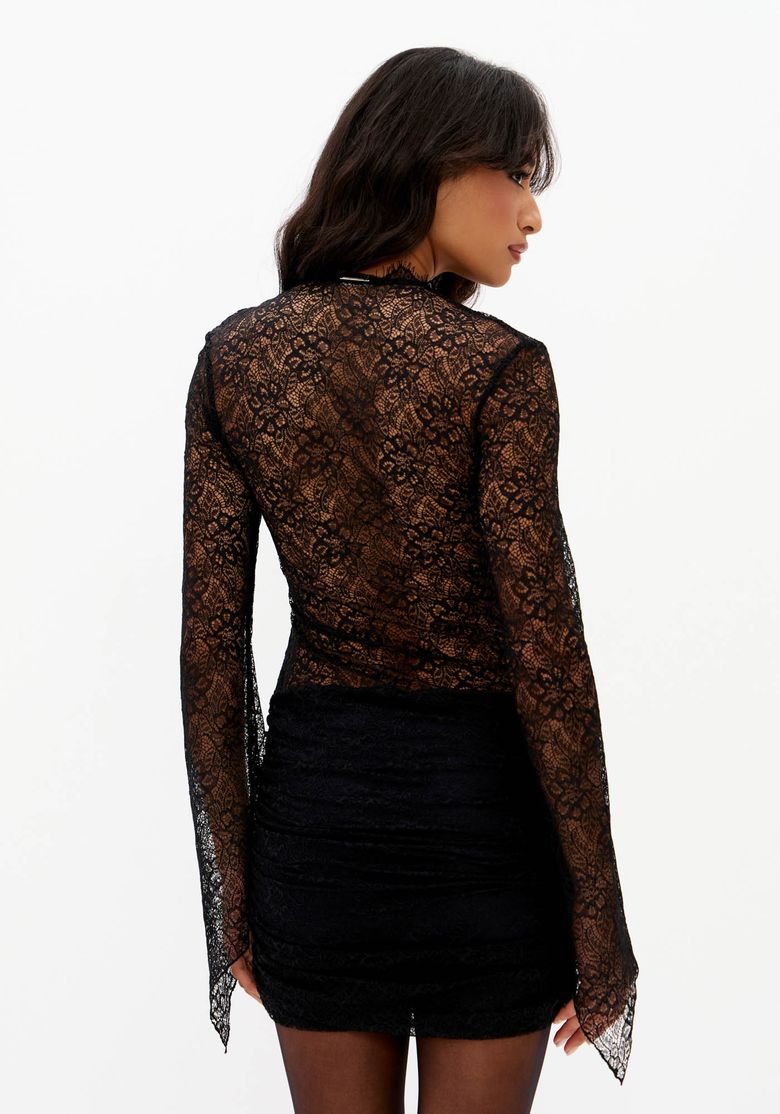 Vestido-curto-preto-de-renda-com-manga-longa-decote-V-e-caimento-ajustado-vista-frontal-completa