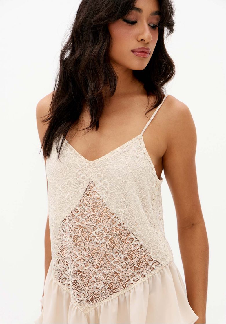 Close-da-blusa-feminina-bege-de-renda-com-alca-fina-regulavel-decote-em-V-e-recorte-frontal-rendado-com-transparencia