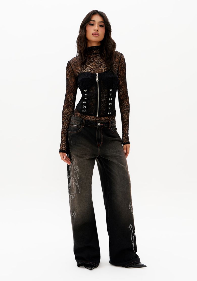 Look-completo-com-blusa-corset-preta-de-renda-tomara-que-caia-e-calca-jeans-wide-leg-escura-feminina