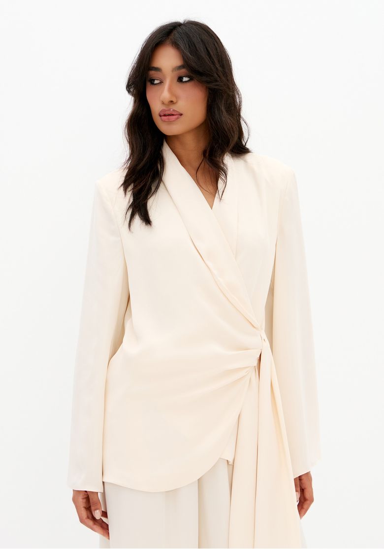 Close-frontal-de-blazer-feminino-off-white-transpassado-em-cetim-com-lapela-classica-e-mangas-longas