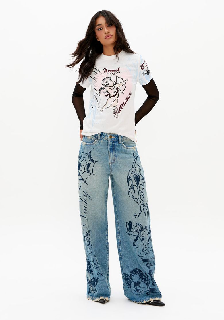Look-completo-com-camiseta-baby-look-estampada-off-white-feminina-e-calca-jeans-wide-leg-com-grafismos