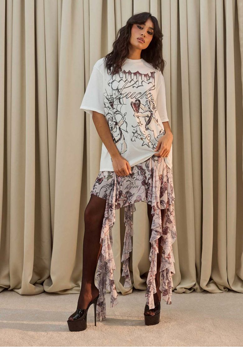 Look-completo-com-camiseta-oversized-off-white-estampada-saia-longa-assimetrica-fluida-e-scarpin-preto-de-salto-alto