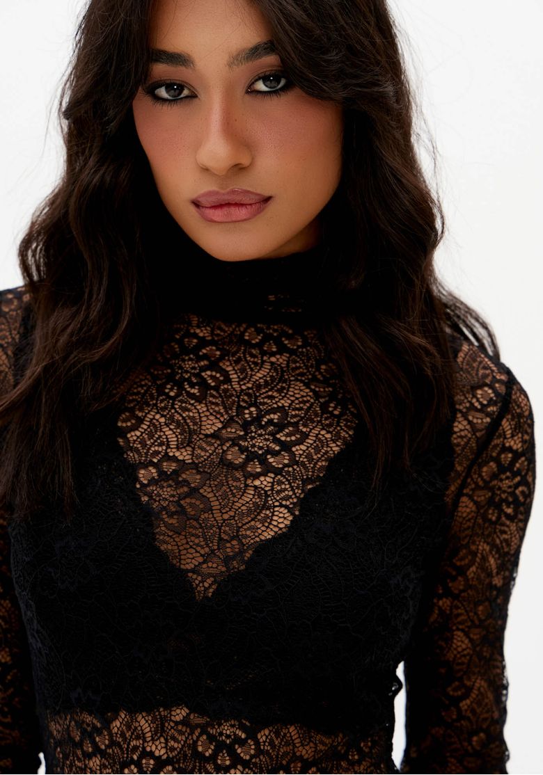 Close-da-blusa-manga-longa-de-renda-preta-com-textura-floral-transparente-e-gola-alta