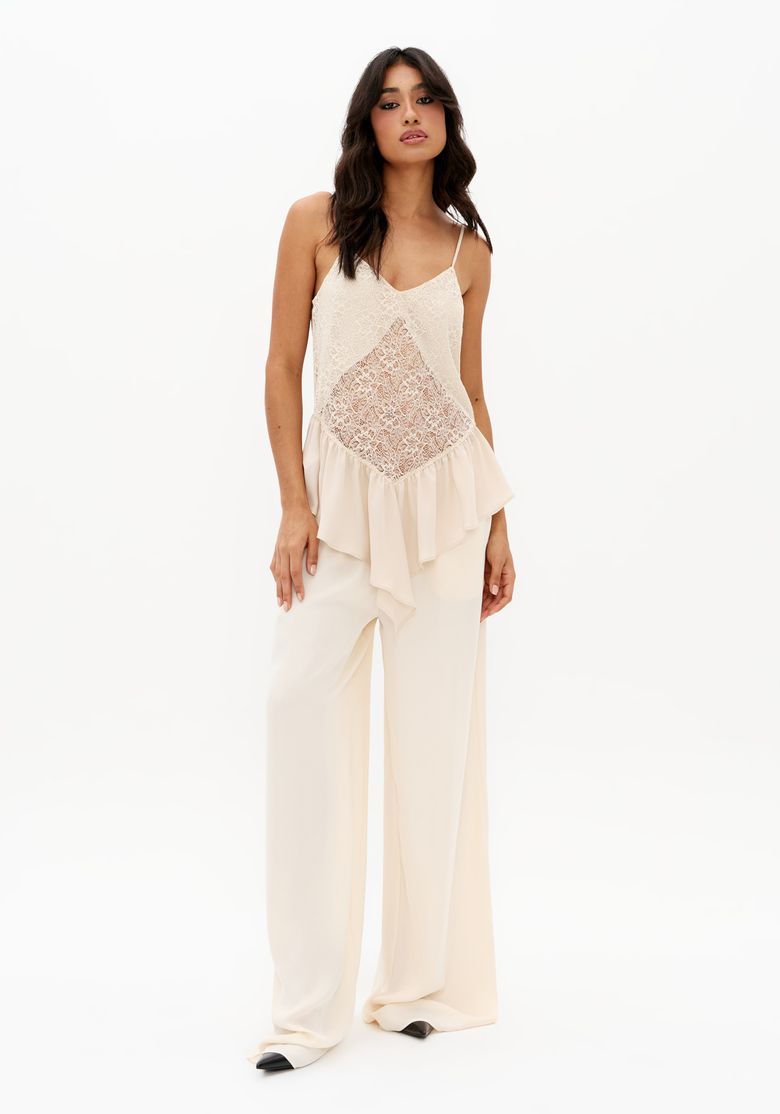 Modelo-usando-calca-pijama-de-cetim-off-white-com-top-de-alcas-finas-e-detalhe-rendado