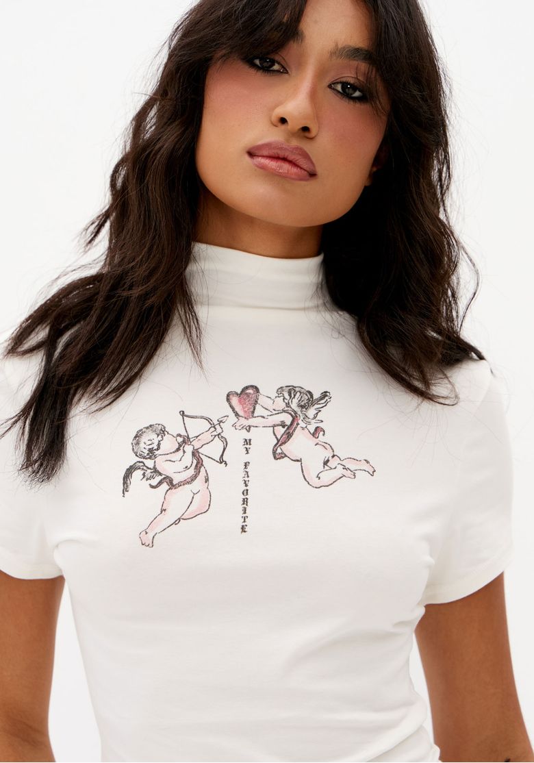 Close-da-t-shirt-feminina-off-white-com-gola-alta-e-estampa-frontal-de-querubins-em-estilo-romantico