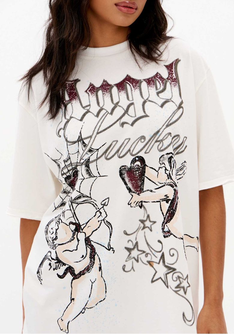 Close-da-estampa-frontal-da-t-shirt-oversized-feminina-off-white-com-querubins-estrelas-coracoes-e-lettering-grafico