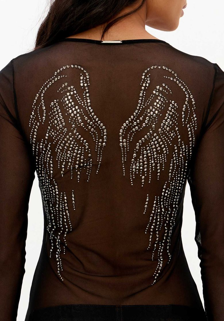 Vista-traseira-de-blusa-feminina-de-tule-preto-com-aplicacoes-de-brilho-em-formato-de-asas-nas-costas