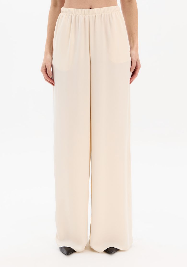 Close-frontal-da-calca-pijama-de-cetim-off-white-com-cos-elastico-e-pernas-amplas