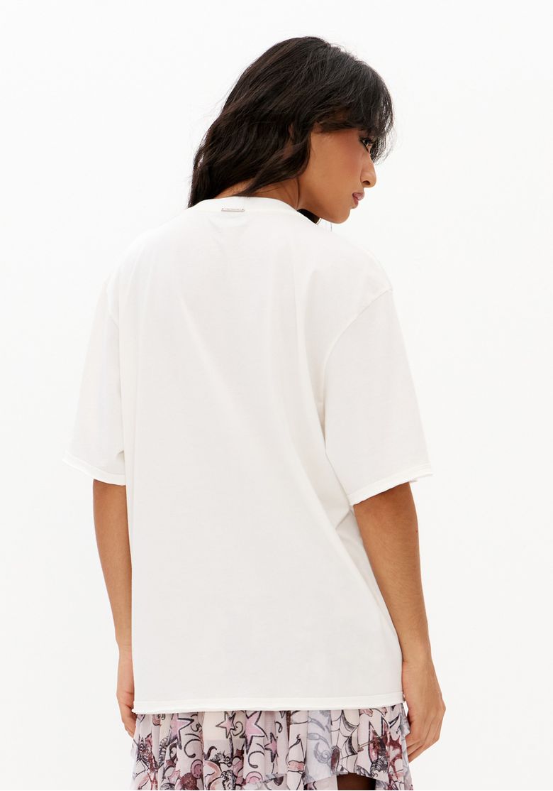 Vista-traseira-da-camiseta-oversized-feminina-off-white-de-manga-curta-com-caimento-solto-e-barra-reta