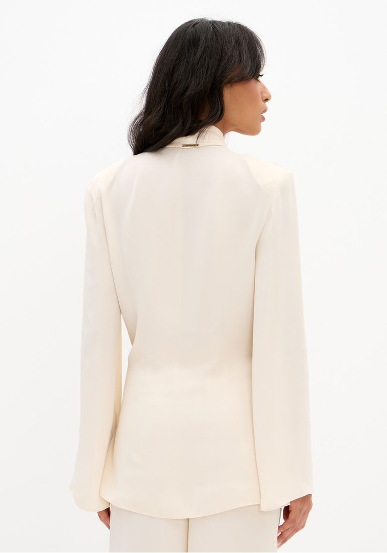 Vista-traseira-aproximada-do-blazer-feminino-off-white-alongado-com-ombros-estruturados