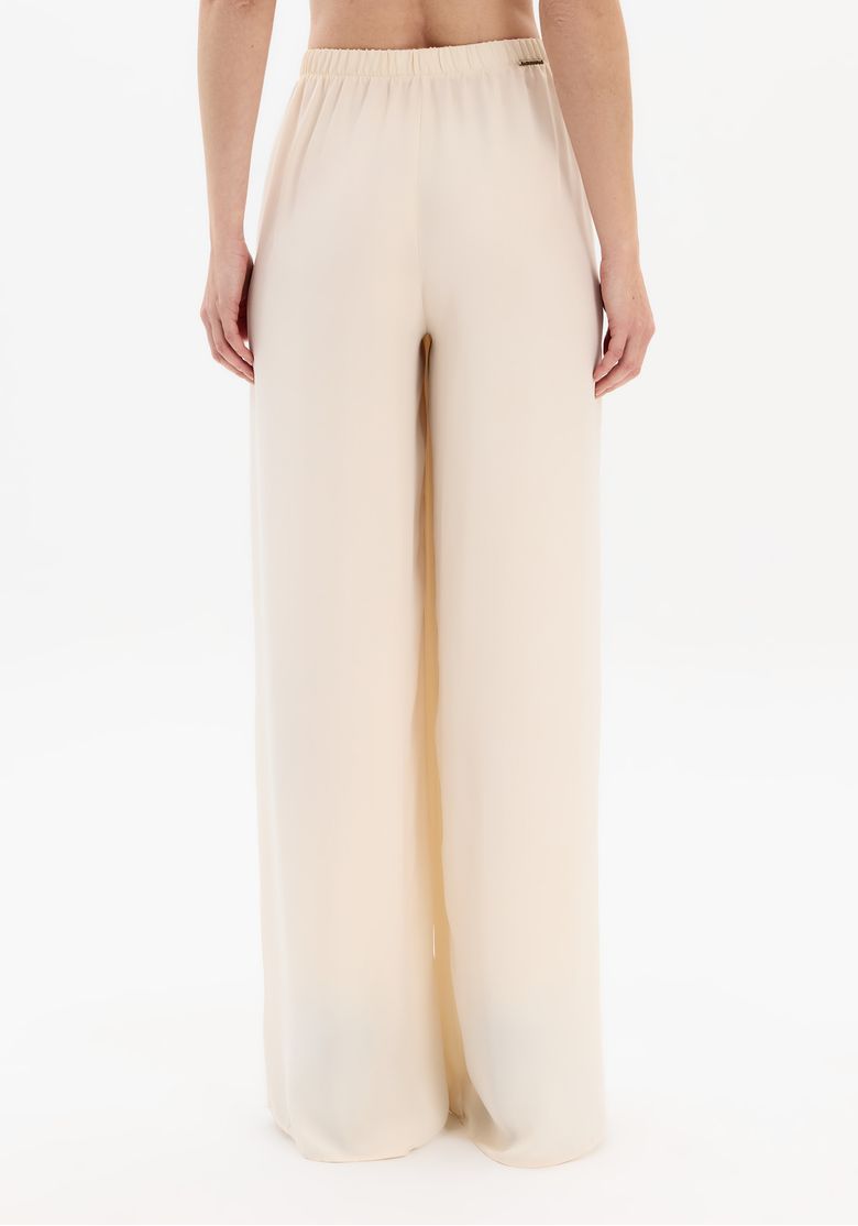 Close-traseiro-da-calca-pijama-de-cetim-off-white-feminina-com-caimento-reto-e-tecido-leve-acetinado