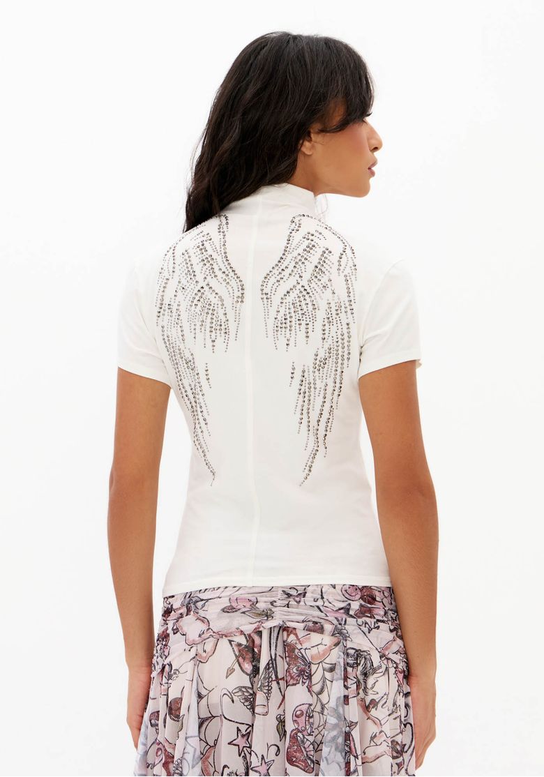 Vista-traseira-de-t-shirt-baby-look-feminina-com-aplicacoes-de-brilho-nas-costas-formando-asas