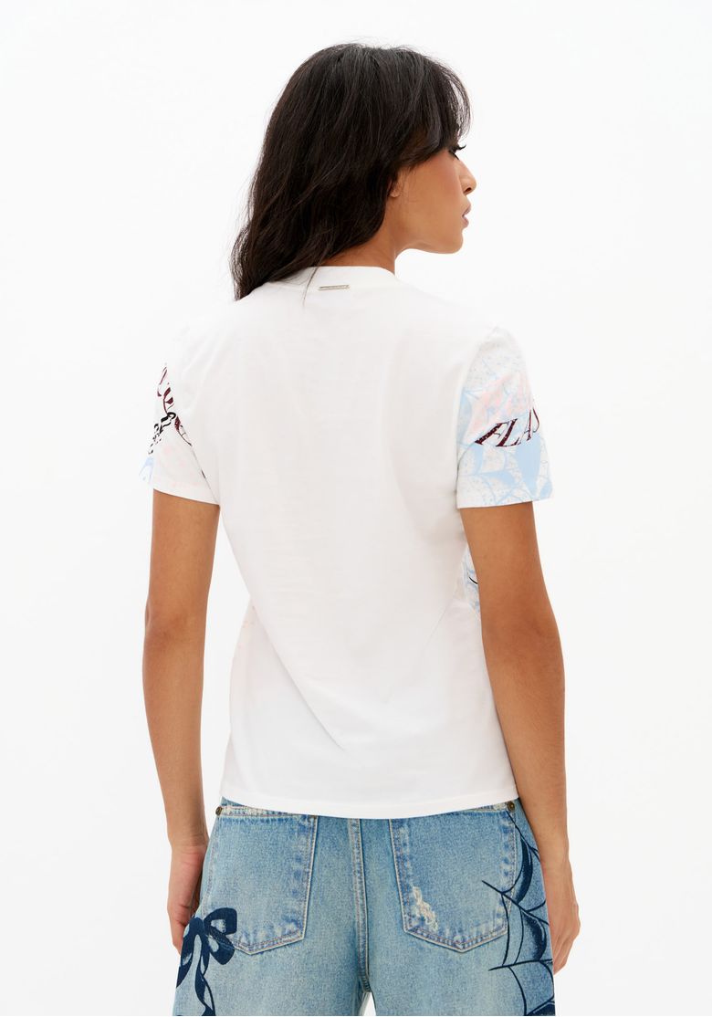 Vista-traseira-da-t-shirt-baby-look-feminina-off-white-de-manga-curta-e-modelagem-ajustada