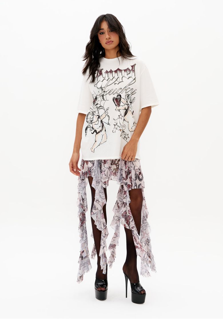 Modelo-em-foto-de-corpo-inteiro-com-t-shirt-oversized-estampada-off-white-saia-longa-assimetrica-estampada-e-salto-preto