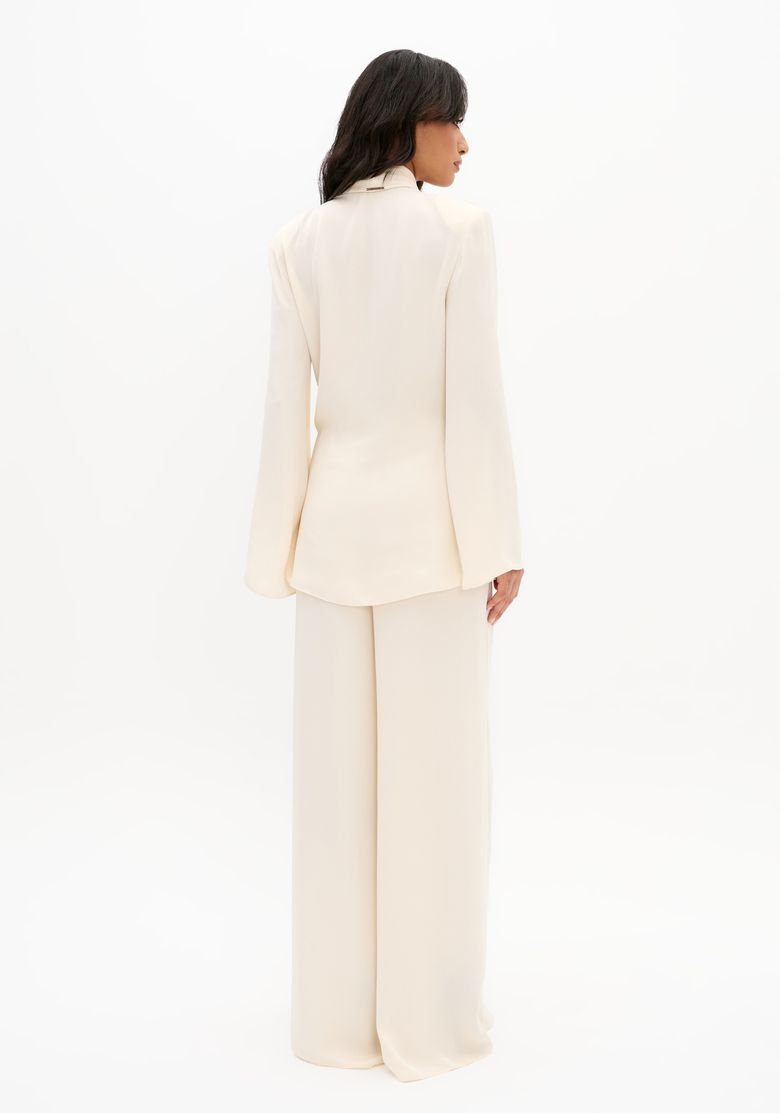 Vista-traseira-completa-do-blazer-de-cetim-off-white-com-caimento-alongado-e-calca-ampla