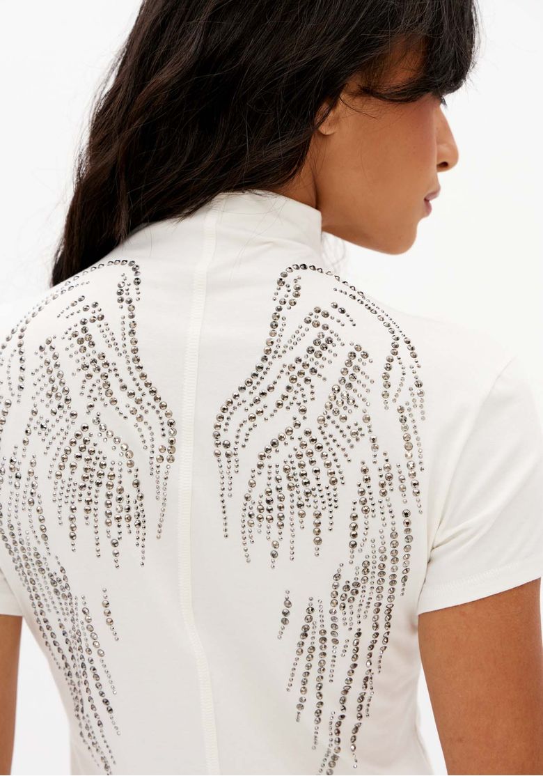 Close-traseiro-da-t-shirt-off-white-com-aplicacao-de-pedrarias-brilhantes-desenhando-asas-nas-costas