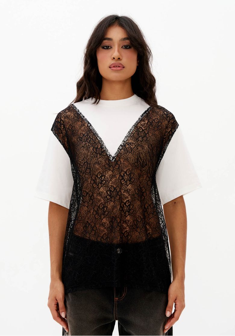 Vista-frontal-de-camiseta-oversized-feminina-off-white-com-sobreposicao-em-renda-preta-caimento-solto-e-comprimento-alongado