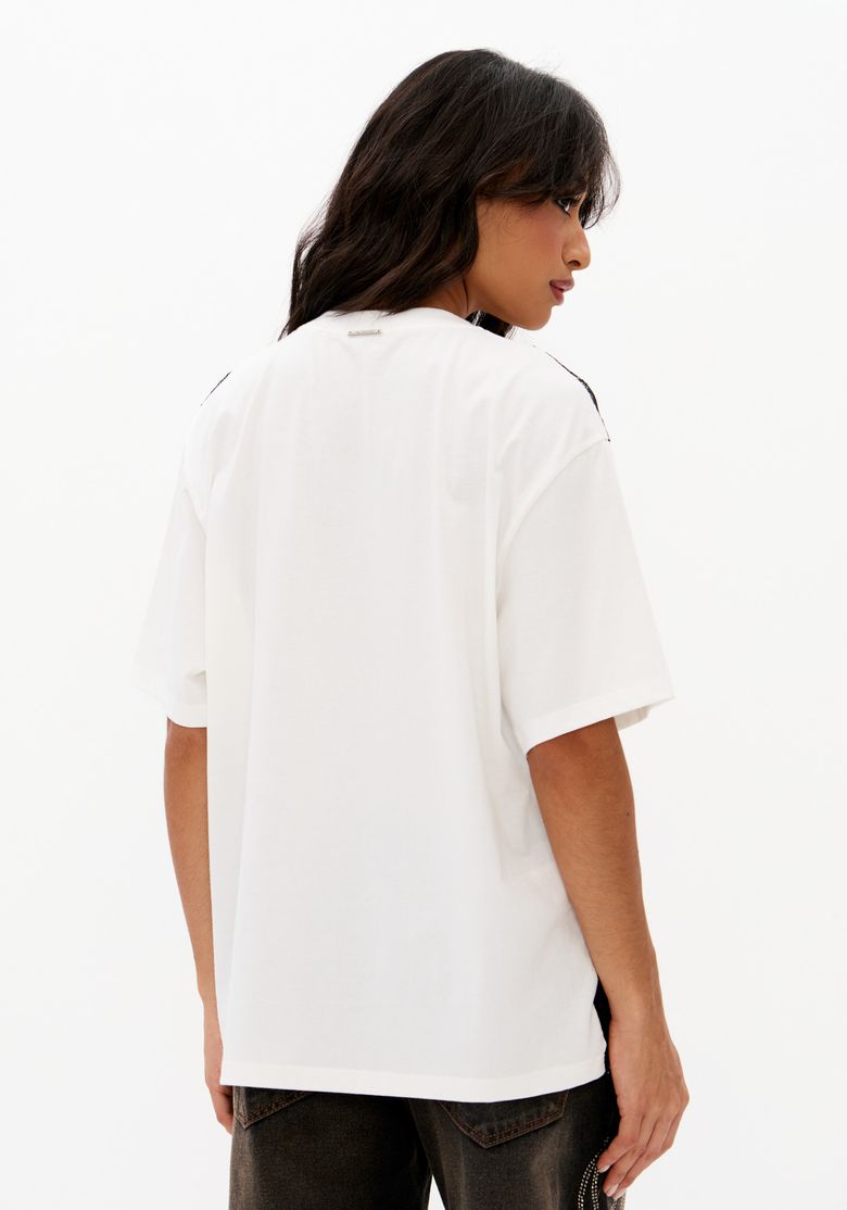 Vista-traseira-de-t-shirt-oversized-feminina-off-white-de-manga-curta-modelagem-ampla-e-barra-reta