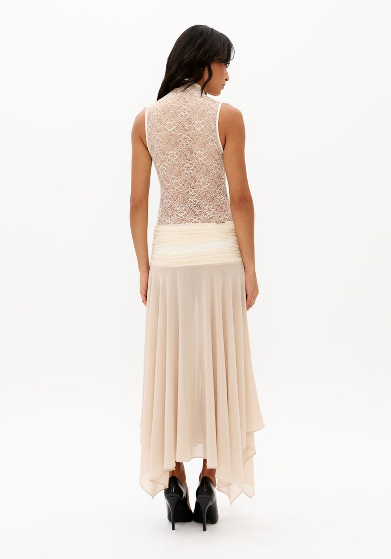 Vista-traseira-do-vestido-super-midi-bege-com-costas-transparentes-em-renda-e-saia-longa-fluida-assimetrica