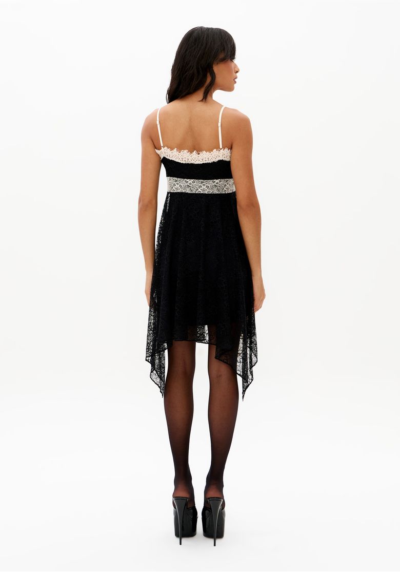 Vestido-curto-preto-de-alca-fina-com-renda-off-white-foto-costas-mostrando-modelagem-evase-e-barra-assimetrica