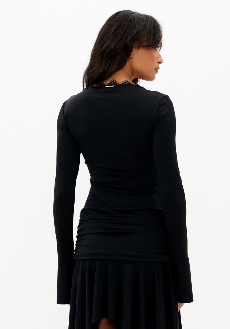 Vestido-preto-midi-em-malha-visto-de-costas-em-angulo-lateral-com-caimento-justo