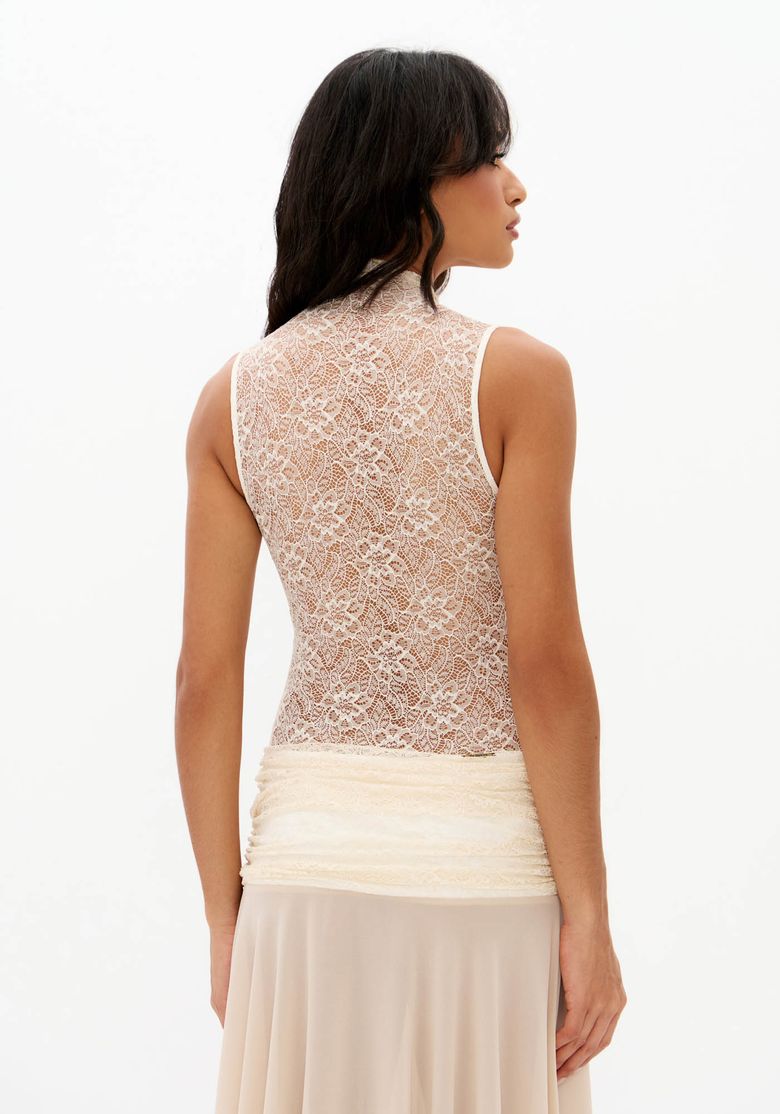 Detalhe-das-costas-do-vestido-bege-de-renda-com-transparencia-modelagem-justa-e-faixa-drapeada-na-cintura