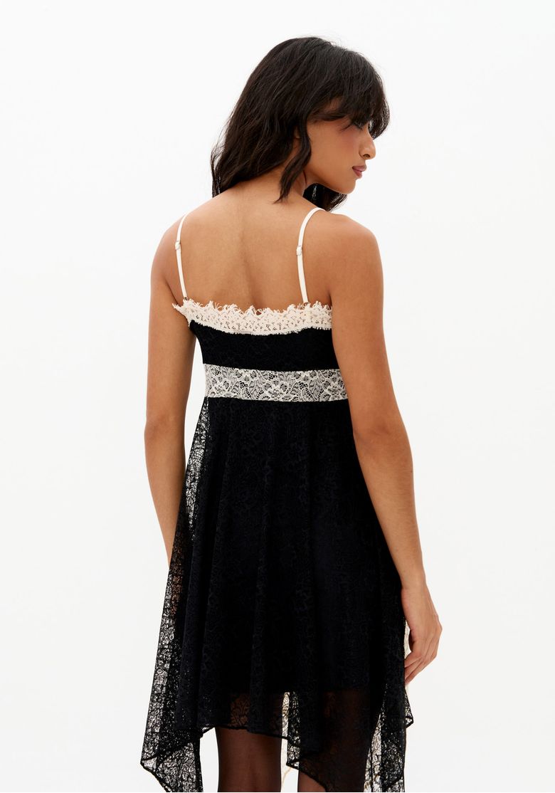 Close-das-costas-do-vestido-curto-preto-com-renda-contrastante-alcas-finas-regulaveis-e-recorte-rendado-na-parte-superior