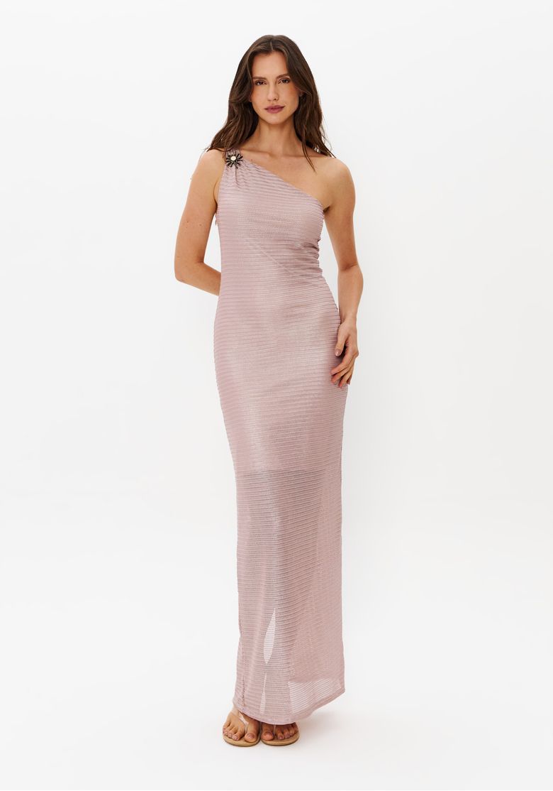 Vestido longo rosa canelado de um ombro só com modelagem ajustada e sandália de tiras, vista frontal completa